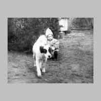 028-0104 Gerlinde Thiedmann 1944 mit dem Hofhund.jpg